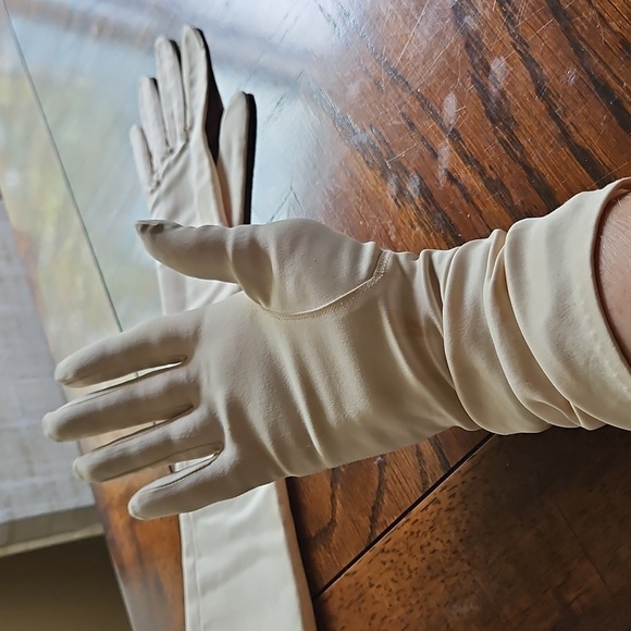 Vintage Cream Nylon 14-Inch Ladies Gloves, Size 6.5 - Picture 10 of 16